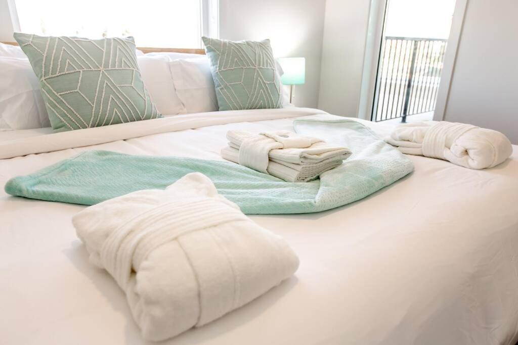 Steamy Romantic Greek Corneer Suite King U/G Wifi เอดมันตัน ภายนอก รูปภาพ